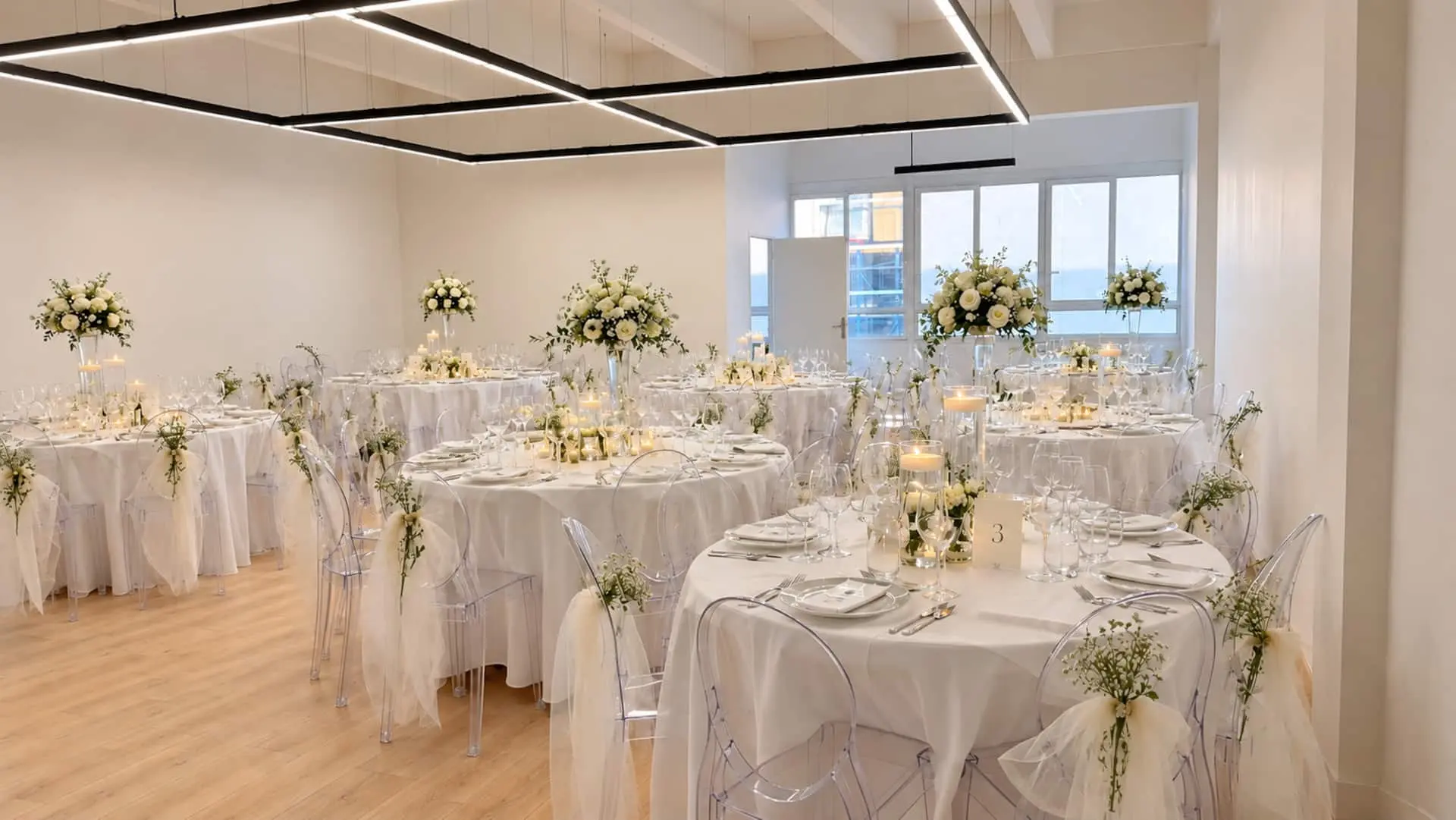 Le Loft XL, grande salle avec tables rondes